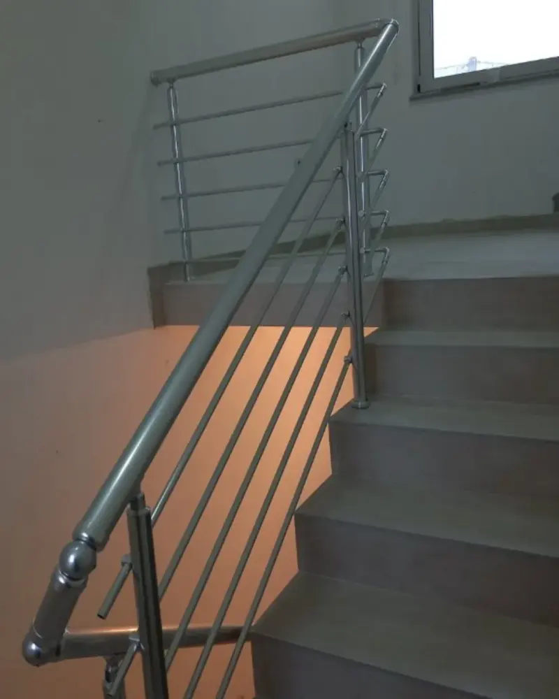 Ograda od inox cijevi uz stepenice, montirana na zid i stepenike